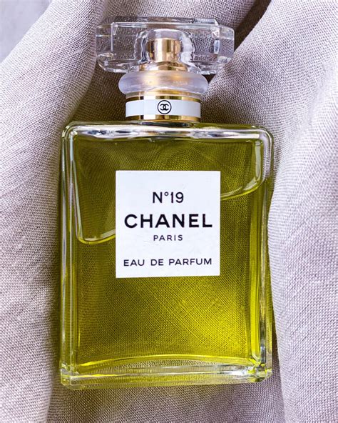 Chanel No 19 Eau de Parfum di Chanel da donna.